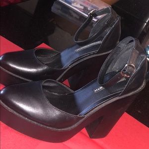 Like new ankle strap Platform Heels Black size 7